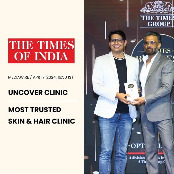 Suneil Shetty presenting Most Trusted Clinic Award to Uncover